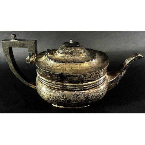 181 - An Edwardian silver teapot, Sheffield 1910, maker Fordham & Faulkner, 20 ozs approximately