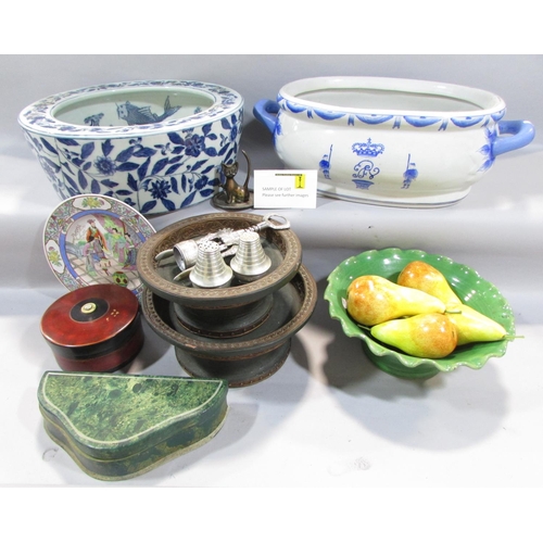 480 - Mixed decorative pieces to include Chinese and other blue and white ceramics, campagna shaped ice bu... 