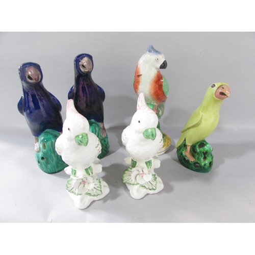 528 - A pair of Chinese export ceramic parrots, a pair of porcelain cockatoos, a yellow parrot and a crest... 