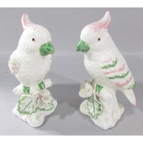 528 - A pair of Chinese export ceramic parrots, a pair of porcelain cockatoos, a yellow parrot and a crest... 