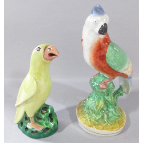 528 - A pair of Chinese export ceramic parrots, a pair of porcelain cockatoos, a yellow parrot and a crest... 