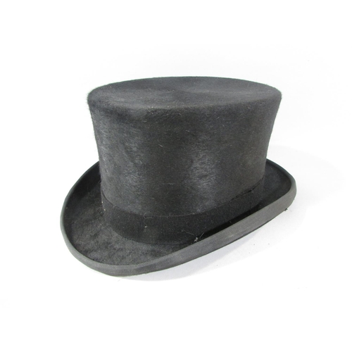 540 - A vintage leather top hat box containing a modern 100% fine fur felt hat size UK 7 1/8 US 7 1/4 58cm... 