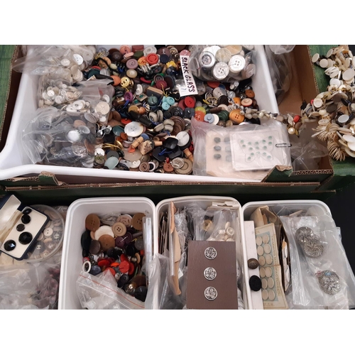 779 - Large boxful of mixed vintage buttons mainly assorted Mother of Pearl buttons, others in glass, plas... 