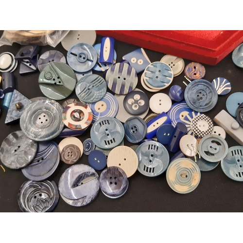 781 - A collection of 20th century buttons in casein and plastic, mostly Art Deco style in a range of colo... 