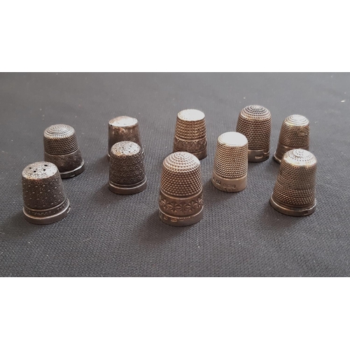 786 - A mixed lot including a large collection of thimbles of which approx. 20 marked silver, 20th-century... 