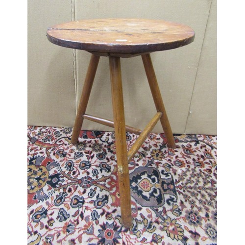 1475 - A small Georgian cottage cricket table in pine and oak, the circular top 44cm diameter