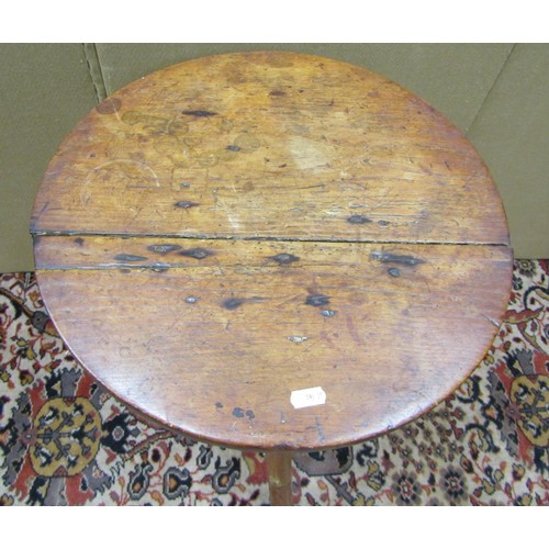 1475 - A small Georgian cottage cricket table in pine and oak, the circular top 44cm diameter