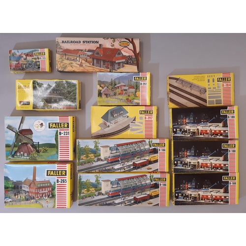 819 - 12 rail modelling kits of lineside buildings and accessories by Faller (11) and Aurora, all H0 gauge... 