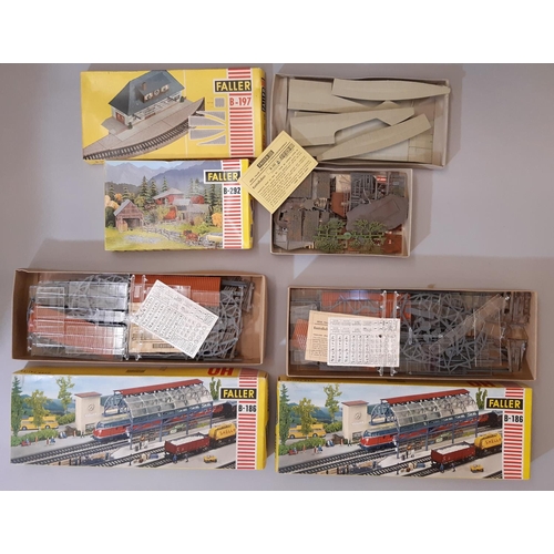 819 - 12 rail modelling kits of lineside buildings and accessories by Faller (11) and Aurora, all H0 gauge... 