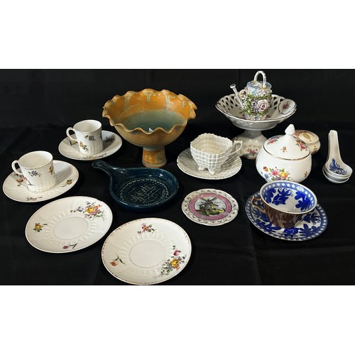 123 - A Chinese porcelain bowl and blue and white plate and other miscellaneous ceramics