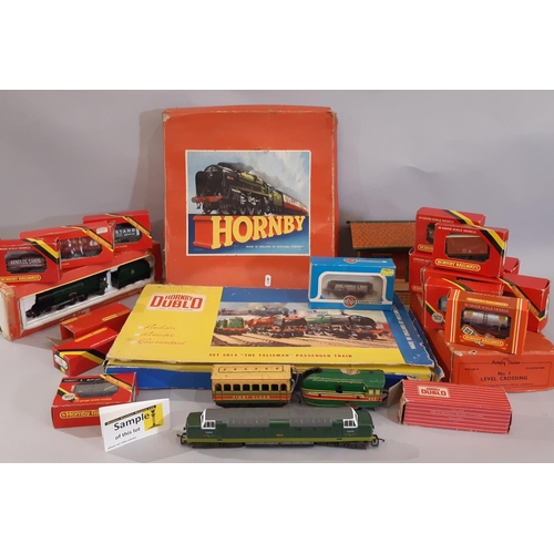 811 - Collection of 0 gauge and 00 gauge model railway stock together with a Wrenn Formula 152 box set wit... 