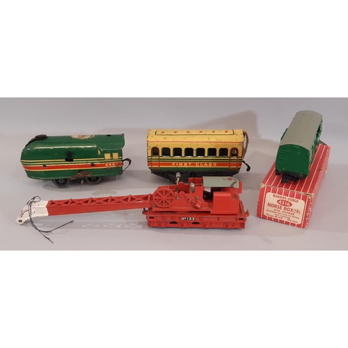 811 - Collection of 0 gauge and 00 gauge model railway stock together with a Wrenn Formula 152 box set wit... 