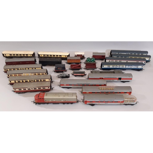 814 - Triang 00-gauge model railway locomotive, coaching and rolling stock  comprising a  Continental set ... 