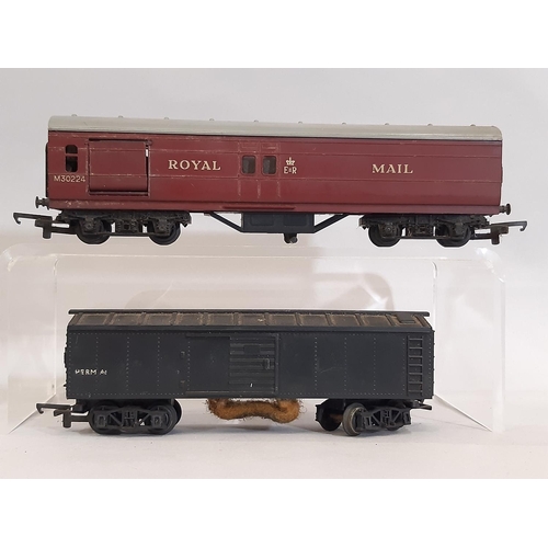 814 - Triang 00-gauge model railway locomotive, coaching and rolling stock  comprising a  Continental set ... 