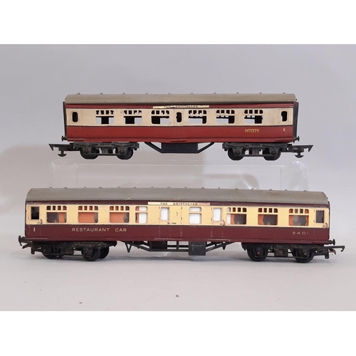 814 - Triang 00-gauge model railway locomotive, coaching and rolling stock  comprising a  Continental set ... 