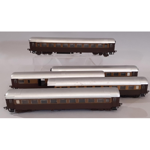 815 - Continental HO gauge locomotive, coaching stock and wagons by Fleischmann and Marklin comprising the... 