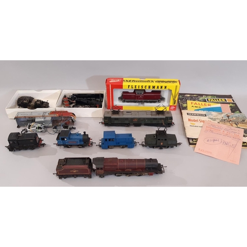 816 - H0 and 00 gauge railway locomotives comprising boxed Fleischmann diesel 181-2 of the DB 4230 with 19... 