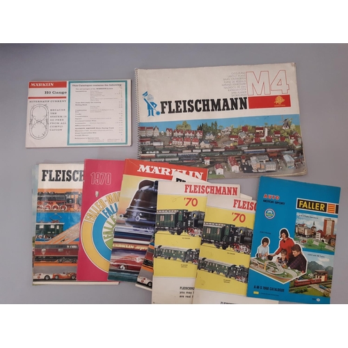 817 - A quantity of railway modelling items mainly by Marklin, including a  tin plate engine shed/ roundho... 