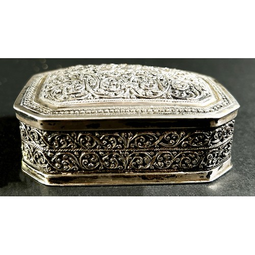 200 - A Persian silver trinket box with all over intricate incised floral decoration, 2.7 ozs approximatel... 