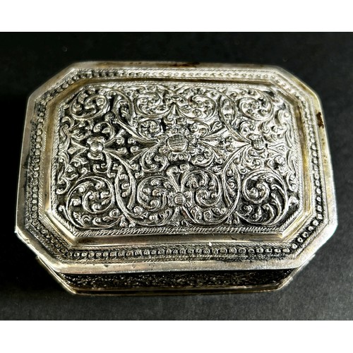 200 - A Persian silver trinket box with all over intricate incised floral decoration, 2.7 ozs approximatel... 