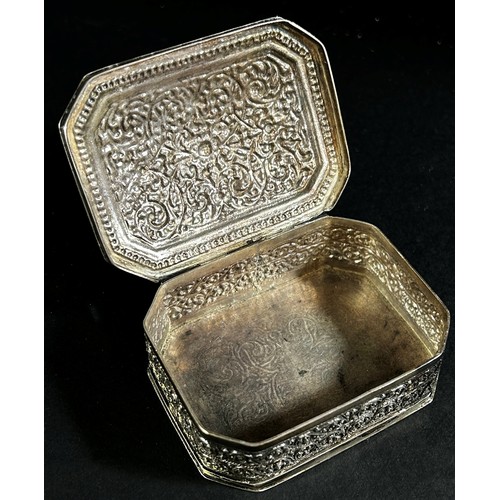 200 - A Persian silver trinket box with all over intricate incised floral decoration, 2.7 ozs approximatel... 