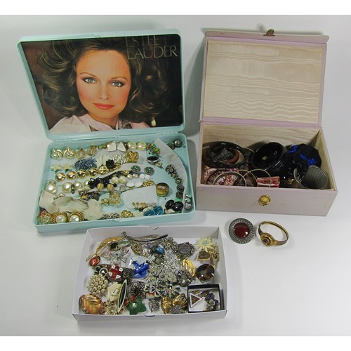 373 - Collection of vintage and later costume jewellery to include various brooches, bangles, clip earring... 