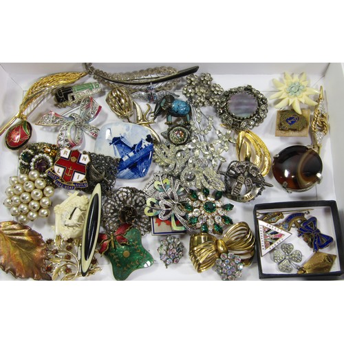 373 - Collection of vintage and later costume jewellery to include various brooches, bangles, clip earring... 