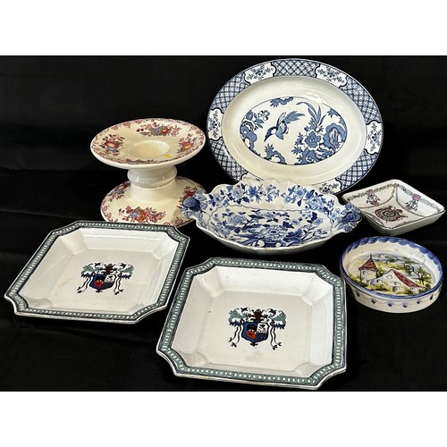 116 - Mixed decorative ceramics and porcelain to include three armorial dishes, continental dinner plates,... 