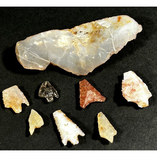 385 - An interesting and wide ranging collection of flint and other knapped hard stone arrowheads (qty)