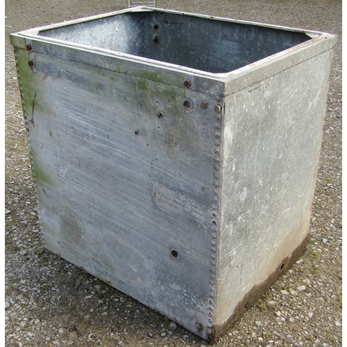 159 - A vintage heavy gauge galvanised steel tank of rectangular form with pop riveted seams, 92 cm high x... 