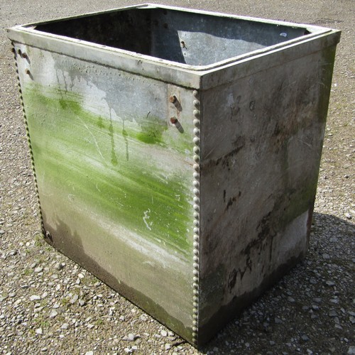 159 - A vintage heavy gauge galvanised steel tank of rectangular form with pop riveted seams, 92 cm high x... 