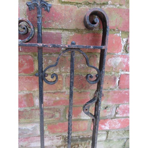 266 - A heavy gauge iron gate with decorative open scroll work detail and spearhead finials, 121cm high x ... 