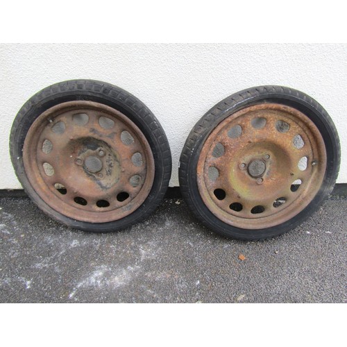 563 - An old pair of artillery wheels