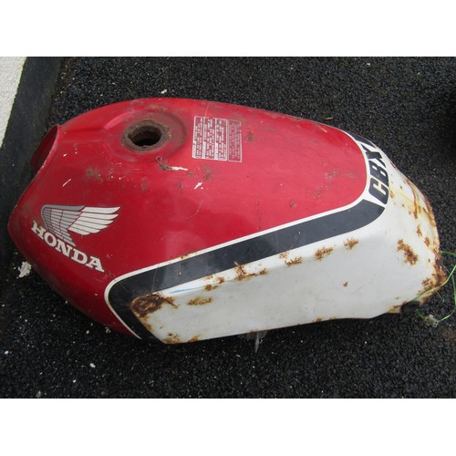 574 - Two motorcycle fuel tanks and five various seats