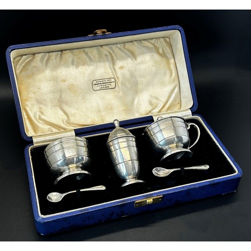 137 - An art deco boxed condiment set, Chester 1927, maker Zachariah Barraclough & Sons with one rogue spo... 