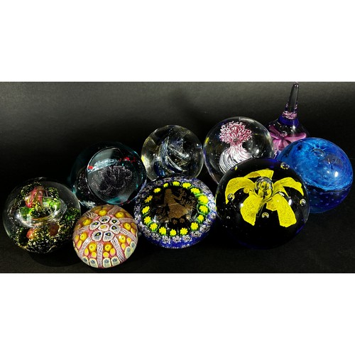 93 - A collection of 19, 20th century, glass paperweights of varying designs, millefiori, dried flowers, ... 