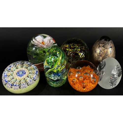 98 - A collection of 15, 20th century, glass paperweights of varying designs flowers, bubbles and swirls,... 