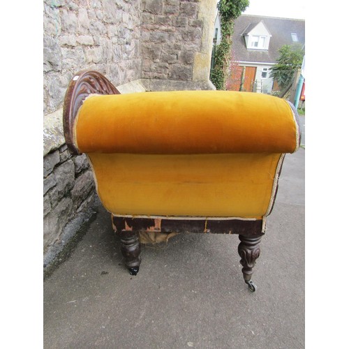 1067 - A William IV chaise lounge with showwood frame (af)