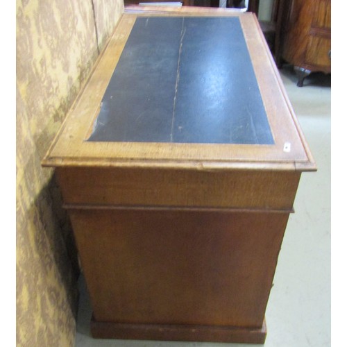 1179 - A Victorian oak pedestal desk of eight drawers with inset leather top, 122cm wide