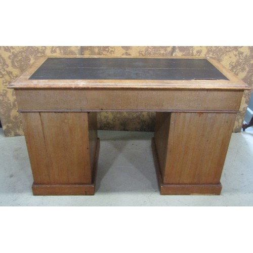 1179 - A Victorian oak pedestal desk of eight drawers with inset leather top, 122cm wide