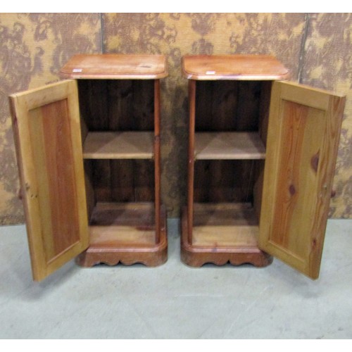 1252 - A pair of bedside cabinets in pine with panelled doors