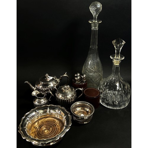 125 - A mixed selection of silver plated table wares, including a wine coaster, teapots, cake slice, flatw... 