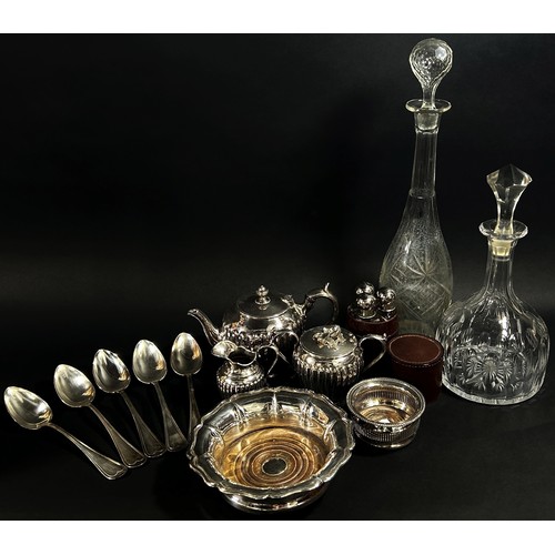 125 - A mixed selection of silver plated table wares, including a wine coaster, teapots, cake slice, flatw... 