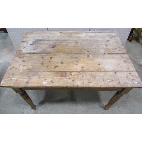 1129 - A Victorian stripped pine kitchen table, 106cm long