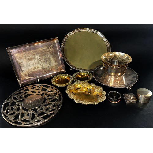 121 - A mixed selection of silver plated tableware, including a salver, a glass cake plate with overlaid s... 