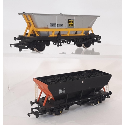 864 - Fourteen 00 gauge rail hopper wagons including boxed Hornby R6621 x2, R6083, R6049, R033, R6288F x2,... 