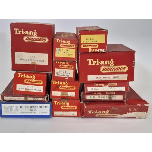 880 - 1950's 00 gauge No 1 Passenger Train set by Triang including black 4-6-2 Princess Elizabeth locomoti... 