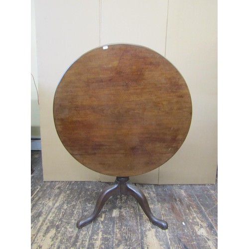 1420 - A Georgian mahogany snaptop table, the 83cm diameter top raised on a simple gun barrel pillar and tr... 