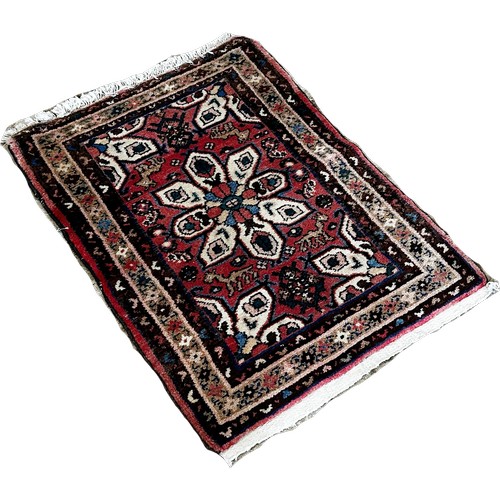 1487 - A small Iranian Hosseinabad rug with a central petal medallion 90cm x 63cm approximately