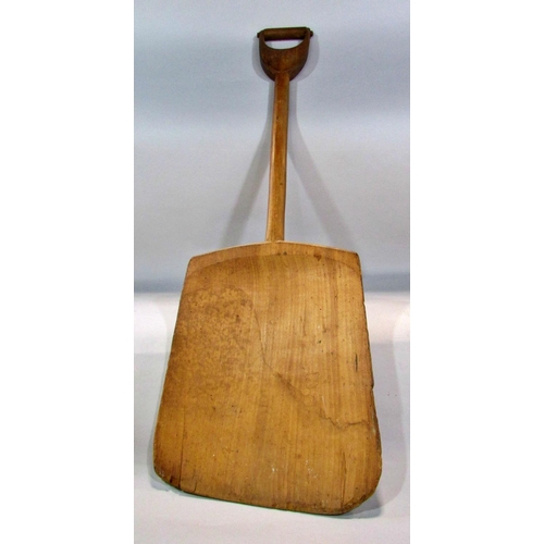 579 - A Vintage brewer’s wooden malt shovel, 101cm long